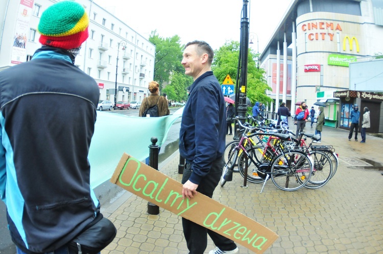 Niemal 150 osób protestowało przeciw wycince drzew przy ul. Lipowej