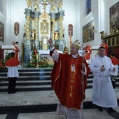 Bp Jeż błogosławi odnowione sanktuarium.