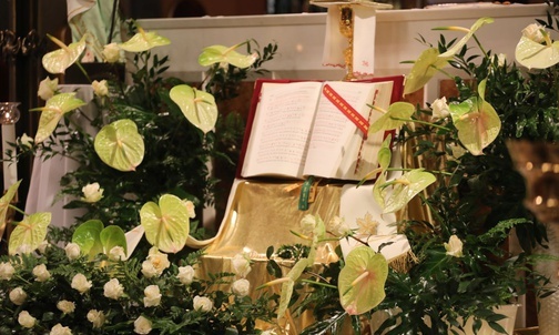 Przed ołtarzem umieszczony został mszał oraz kielich z pateną - przypomnienie Eucharystii, którą sprawować będzie odtąd jako kapłan...