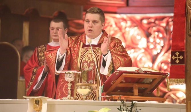 Ks. Kamil Piwowarczyk sprawuje swoją pierwszą Eucharystię w katedrze św. Mikołaja.
