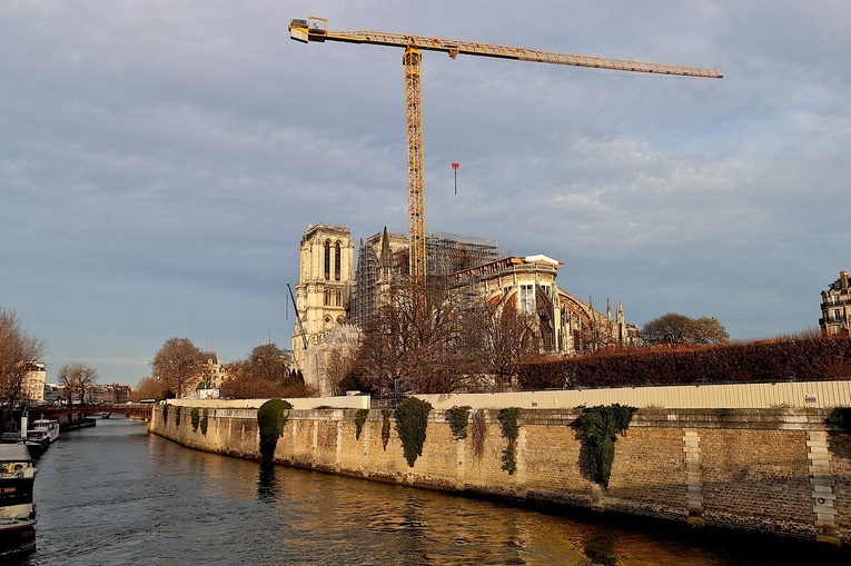 Dziedziniec katedry Notre-Dame otwarty