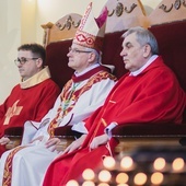 Bp Marek Mendyk w asyście ks. Tomasza Czubaka (proboszcza) i ks. Edwarda Szajdy (dziekana).