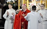 Biskup w czasie Mszy św. przy ołtarzu MB Częstochowskiej.