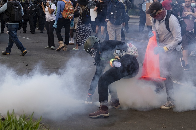 W Waszyngtonie policja użyła granatów hukowych i flar, by rozpędzić protest