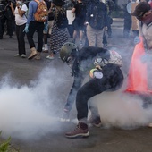 W Waszyngtonie policja użyła granatów hukowych i flar, by rozpędzić protest