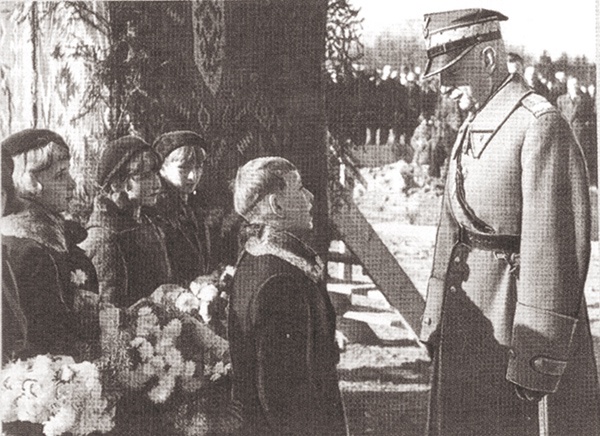 Gen. Kazimierz Sosnkowski witany przez uczniów w Antoniowie.