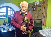 Adam Wójcik z zakupionym niedawno posążkiem górnika.