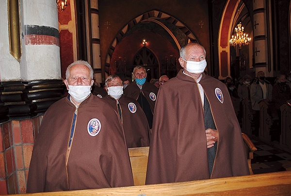 Bractwo Szkaplerzne było licznie reprezentowane.