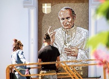 Pod koniec maja została zamontowana mozaika przedstawiająca Ojca Świętego w oknie domu biskupiego. Poświęci ją 21 czerwca kard. Stanisław Dziwisz z Krakowa.