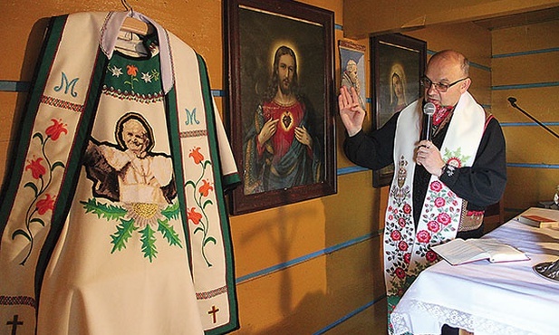 Ks. Stanisław Kowalik pobłogosławił ornat papieski, wyhaftowany przez panie z miejscowego Koła Gospodyń Wiejskich w darze dla największego bacy.