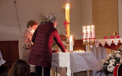 	W Kutnie widocznym znakiem przyjęcia darów Parakleta było zapalenie świec.