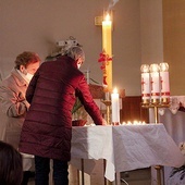 	W Kutnie widocznym znakiem przyjęcia darów Parakleta było zapalenie świec.