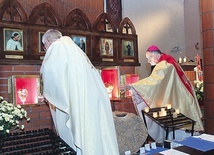 Biskup Włodarczyk i ks. Stec-Sala umieścili relikwie pierwszego stopnia w gablotach.
