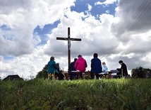 Przy skręcie na Czarne w Gwdzie Małej od lat gromadzą się mieszkańcy, którzy modlą się nie tylko za swoje rodziny, ale także za diecezję. Dowodzi nimi pani Lodzia., która nie wyobraża sobie, żeby nabożeństwa się nie odbywały.