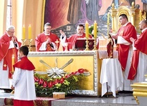 Kapłani zgromadzeni wokół ołtarza w parafii w Boguszowie-Gorcach.
