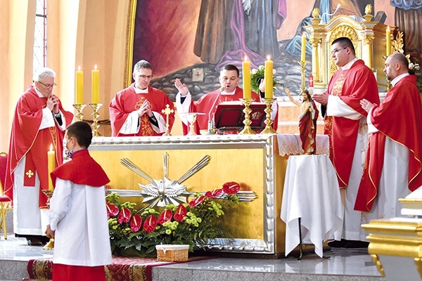 Kapłani zgromadzeni wokół ołtarza w parafii w Boguszowie-Gorcach.