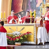 Kapłani zgromadzeni wokół ołtarza w parafii w Boguszowie-Gorcach.