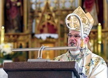 Biskup Marek Mendyk w czasie Mszy św. w udanińskiej świątyni.
