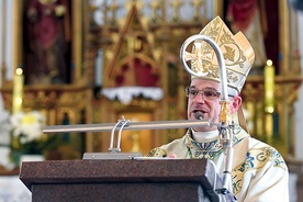 Biskup Marek Mendyk w czasie Mszy św. w udanińskiej świątyni.