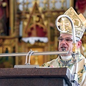 Biskup Marek Mendyk w czasie Mszy św. w udanińskiej świątyni.