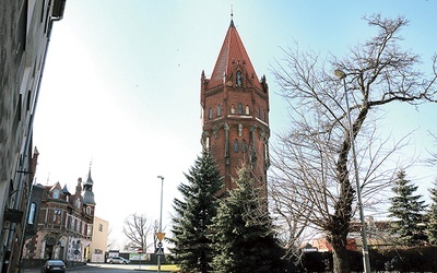 ◄	Atrakcją wieży ciśnień jest punkt widokowy, z którego można podziwiać panoramę Malborka i Żuław.