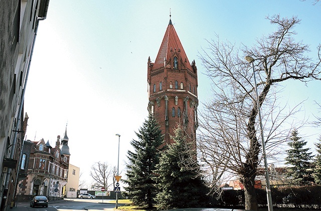 ◄	Atrakcją wieży ciśnień jest punkt widokowy, z którego można podziwiać panoramę Malborka i Żuław.