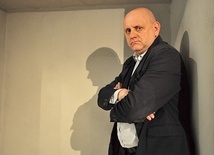 ▲	J. Brzeziński podkreśla rolę rodziny i wiary w życiu.