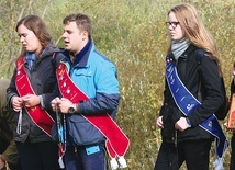 ►	Młodzi modlą się w wielu intencjach, o które proszą ludzie.