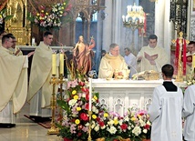 ▲	Tegoroczni neoprezbiterzy koncelebrują z bp. Henrykiem Tomasikiem swą pierwszą Eucharystię. Przy ołtarzu od lewej księża: Michał Kopciński, Michał Nachyła, Paweł Łęcki i Łukasz Szymański.