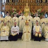 ▲	Neoprezbiterzy z biskupami i zarządem Wyższego Seminarium Duchownego.