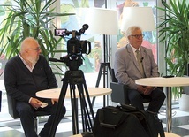 Włodzimierz Pujanek i Zbigniew Belowski (z lewej) informowali,  jak będzie wyglądała  po przerwie spowodowanej pandemią koronawirusa praca w MCSW „Elektrownia”.