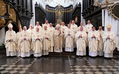 Księża jubilaci z metropolitą gdańskim i biskupami pomocniczymi.