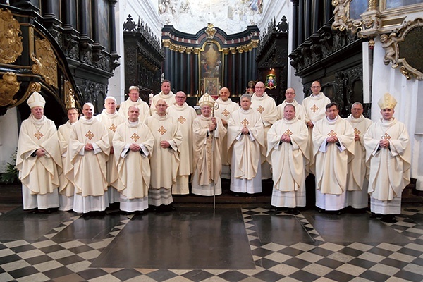 Księża jubilaci z metropolitą gdańskim i biskupami pomocniczymi.