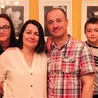 ▲	Pani Dorota z mężem Robertem, synem Stasiem (10 lat) i córką Zosią (15 lat). 
