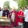 Uroczystości w sanktuarium rozpoczyna co roku pielgrzymka z relikwiami chrzciciela Gdańska, od bazyliki Mariackiej do kościoła na południowej granicy miasta.