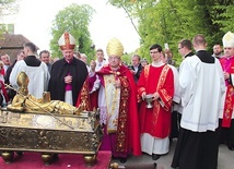 Uroczystości w sanktuarium rozpoczyna co roku pielgrzymka z relikwiami chrzciciela Gdańska, od bazyliki Mariackiej do kościoła na południowej granicy miasta.