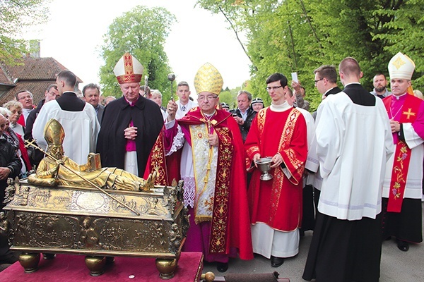 Uroczystości w sanktuarium rozpoczyna co roku pielgrzymka z relikwiami chrzciciela Gdańska, od bazyliki Mariackiej do kościoła na południowej granicy miasta.