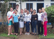 Bielszczanka (czwarta z prawej) z wolontariuszami i pracownikami szpitala w Santa Clotilde (zdjęcie ze stycznia 2020).