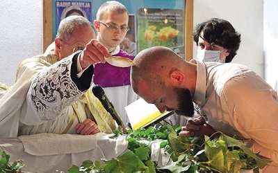 Mężczyzna pragnął dołączyć do Kościoła katolickiego w czasie Mszy w tradycyjnym rycie.