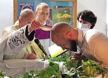 Mężczyzna pragnął dołączyć do Kościoła katolickiego w czasie Mszy w tradycyjnym rycie.