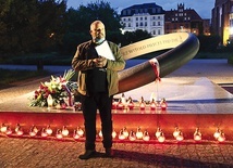 Pod wrocławskim pomnikiem ochotnika do Auschwitz odmówiono modlitwę o zbawienie jego duszy.