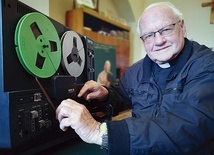 Ks. Jerzy Rasiak przy magnetofonie szpulowym,  na którym wycinano dźwięk do filmów.
