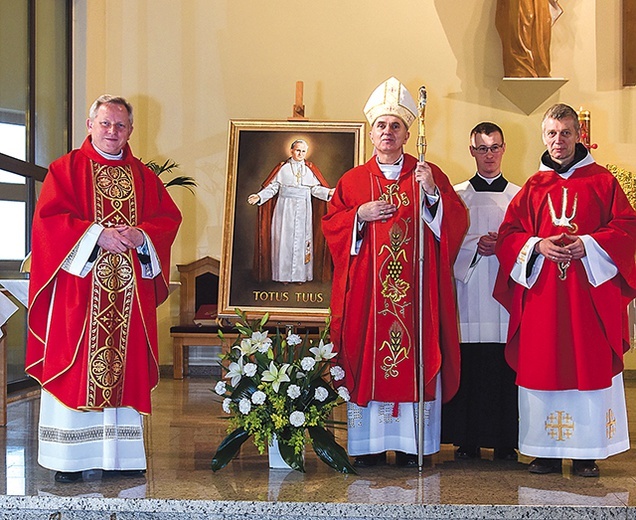 Od lewej: ks. Kazimierz Bartosik, bp Andrzej Iwanecki,  kl. Michał Jendrzok i o. Boguchwał Orczyk OFM.