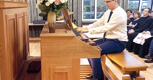Andrzej Malitowski, absolwent Diecezjalnej Szkoły Organistowskiej w Gliwicach i Royal Academy of Music w Londynie, podczas recitalu na inauguracji kończącego się roku szkolnego w diecezjalnych szkołach muzycznych. 
