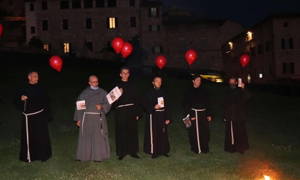 Franciszkanie zorganizowali wydarzenie na łące przed górną bazyliką.