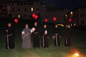 Franciszkanie zorganizowali wydarzenie na łące przed górną bazyliką.