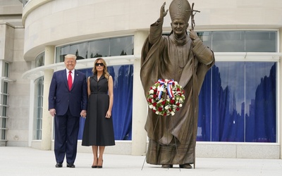 Trump składa wieniec pod pomnikiem św. Jana Pawła II. Arcybiskup Waszyngtonu go krytykuje