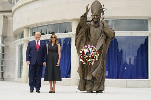 Trump składa wieniec pod pomnikiem św. Jana Pawła II. Arcybiskup Waszyngtonu go krytykuje