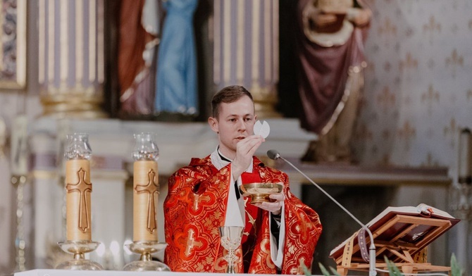 Pierwsza Eucharystia ks. Damiana Dadaka w rodzinnej parafii w Rajczy.