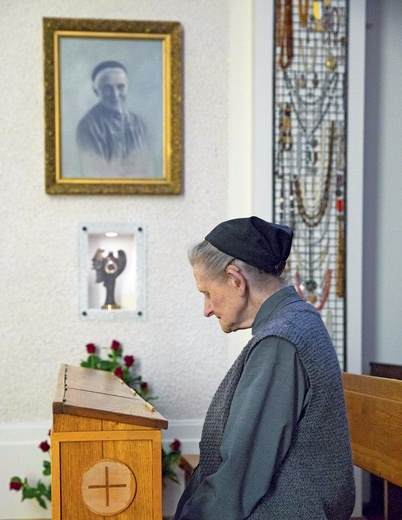 Dziś w kaplicy sióstr znajdują się relikwie zarówno założycielki urszulanek szarych, jak i papieża Polaka.